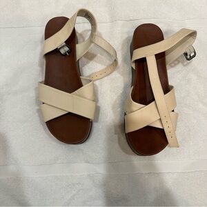 Universal Tread white platform sandals 7.5